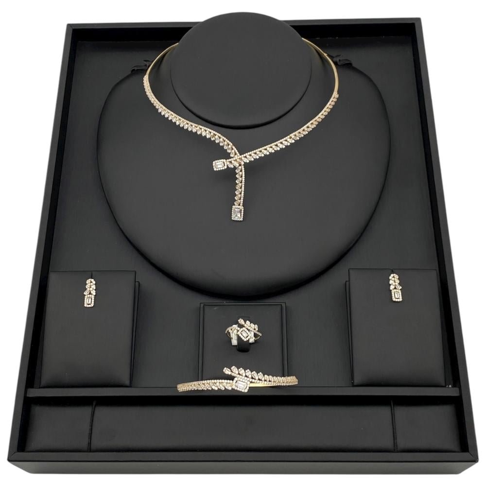 طقم طوق ذهب عيار 18 وزن 22.95 جم سواريه فخم يشرق أناقتك طقم طوق ذهب عيار 18 وزن 22.95 جم سواريه فخم يشرق أناقتك