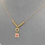 ⁦عقد ذهب ناعم عيار 21 وزن 1.26جم مزين بحجر أحمر يمنحك حضور لا يُنسى⁩ - الصورة ⁦3⁩