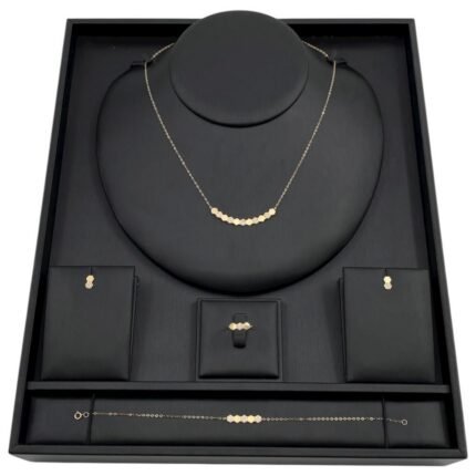 طقم ذهب شومية عيار 18 وزن 3.80 جم تصميم عصري بلمسة كلاسيكية