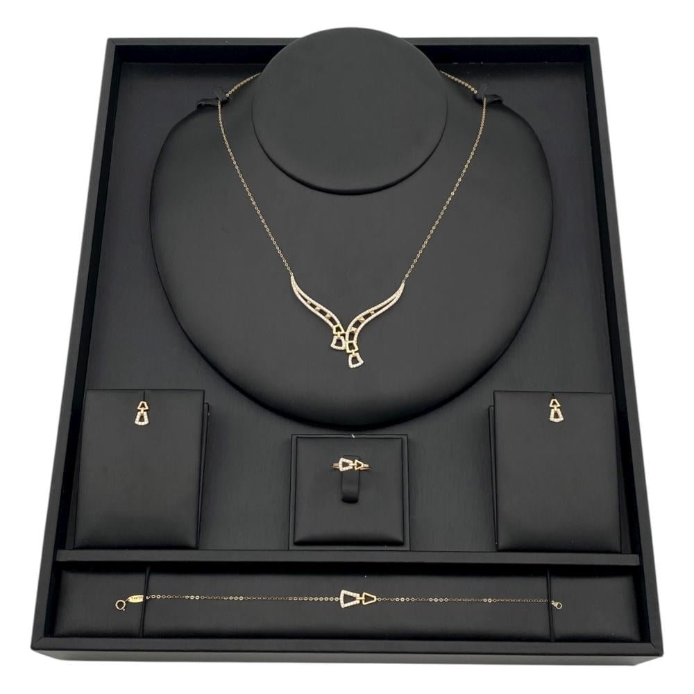 طقم ذهب عيار 18 وزن 5.42 جم بلمسة أنيقة تكمل جمالك الطبيعي طقم ذهب عيار 18 وزن 5.42 جم بلمسة أنيقة تكمل جمالك الطبيعي