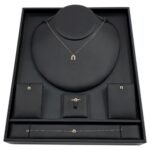 طقم ذهب حدوة الحظ عيار 18 وزن 2.6 جم يبرز جمالك برقة