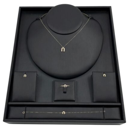 طقم ذهب حدوة الحظ عيار 18 وزن 2.6 جم يبرز جمالك برقة