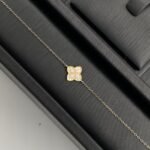 ⁦طقم ذهب عيار 18 الوزن 2.75 جرام⁩ - الصورة ⁦4⁩