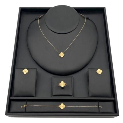 طقم ذهب ناعم عيار 18 وزن 7.82 جم تصميم عالمي بديع ومتألق