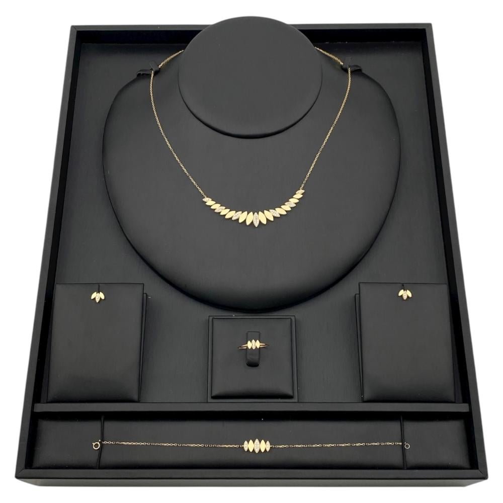 طقم دمعات ذهب عيار 18 وزن 8.05 جم تبرز جمالك بكل نعومة طقم دمعات ذهب عيار 18 وزن 8.05 جم تبرز جمالك بكل نعومة