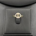 ⁦طقم شانيل ذهب عيار 18 وزن 2.76 جم بتفاصيل أنيقة تلفت الأنظار⁩ - الصورة ⁦5⁩