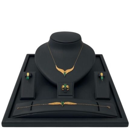 طقم ذهب جناح الصقر عيار 21 وزن 8.95 جرام بفص أخضر زمردي لامع أنيق