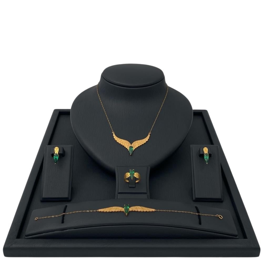 طقم ذهب جناح الصقر عيار 21 وزن 8.95 جرام بفص أخضر زمردي لامع أنيق طقم ذهب جناح الصقر عيار 21 وزن 8.95 جرام بفص أخضر زمردي لامع أنيق