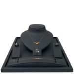 طقم جناح الصقر ذهب عيار 21 وزن 3.59 جم بفص ازرق راقٍ