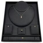 طقم ذهب عيار 18 وزن 2.70 جم تصميم ناعم يبرز أناقتك