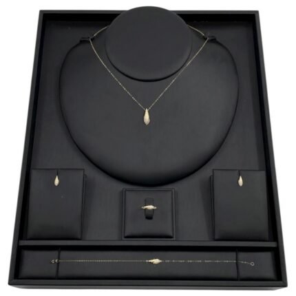 طقم ذهب عيار 18 وزن 2.70 جم تصميم ناعم يبرز أناقتك