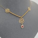 ⁦عقد ذهب الوردة عيار 21 وزن 1.71 جم بتعليقة حمراء أنيقة⁩ - الصورة ⁦4⁩