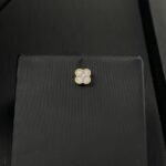 ⁦طقم ذهب عيار 18 وزن 2.18 جم تصميم مستوحى من فان كليف يمنح الطقم حضورًا راقيًا⁩ - الصورة ⁦3⁩