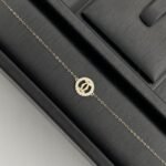 ⁦طقم شانيل ذهب عيار 18 وزن 2.76 جم بتفاصيل أنيقة تلفت الأنظار⁩ - الصورة ⁦3⁩