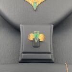 ⁦طقم ذهب جناح الصقر عيار 21 وزن 8.95 جرام بفص أخضر زمردي لامع أنيق⁩ - الصورة ⁦3⁩
