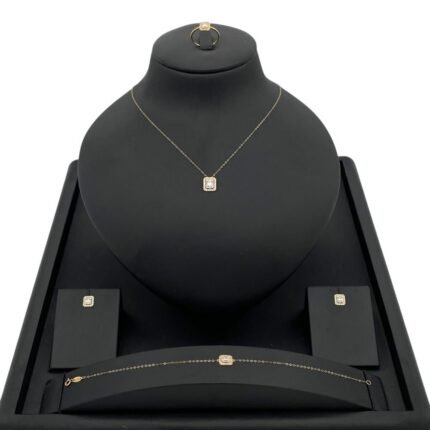 طقم ذهب ناعم عيار 18 وزن 2.79 جم بتعليقة مربعة جذابة