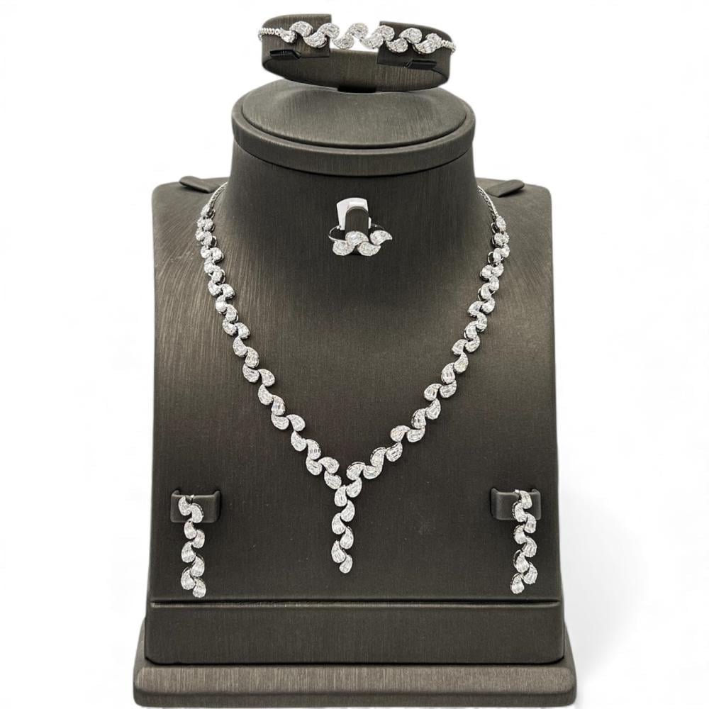 طقم ذهب عيار 18 الوزن 24.10 جرام طقم ذهب عيار 18 الوزن 24.10 جرام