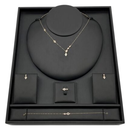 طقم ذهب كامل عيار 18 وزن 4.03 جم يجمع بين البساطة والرقي