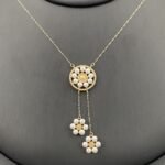 ⁦طقم ذهب انيق عيار 18 وزن 7.23 جم مع دلايات ورود لاطلالة مميزة⁩ - الصورة ⁦3⁩