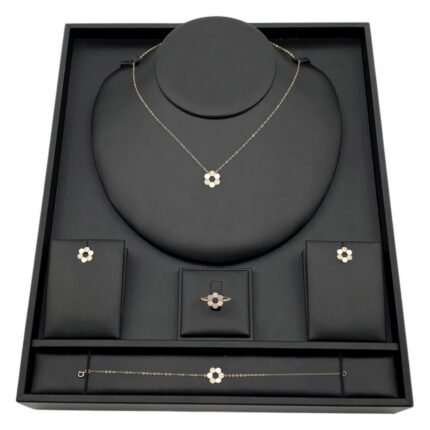 طقم ذهب ناعم عيار 18 وزن 4.23 جم يعكس فخامتك وحضورك الرفيع