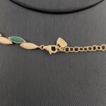 ⁦طقم بوفو الإيطالي عيار 18 وزن 28.60 جم مزين باللونين الذهبي والأخضر⁩ - الصورة ⁦6⁩