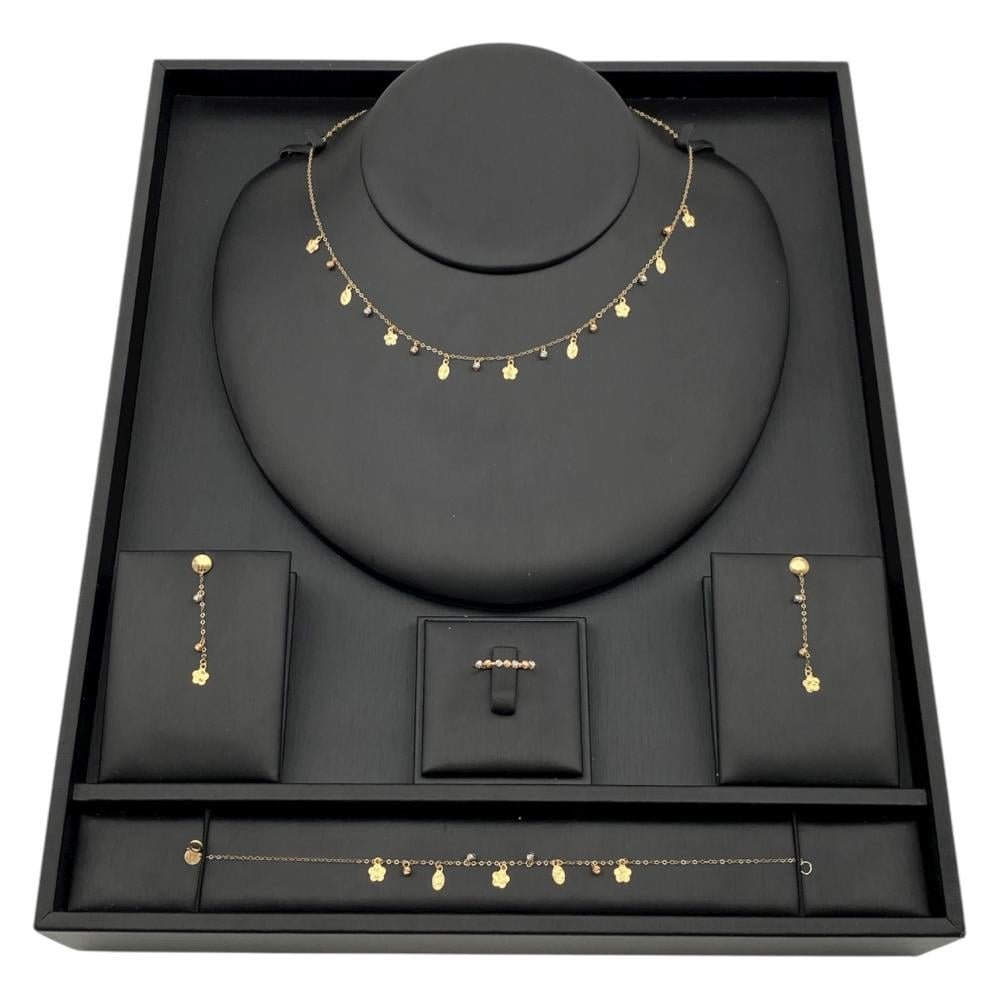 طقم ذهب تشوكر عيار 18 وزن 3.65 جم يبرز ذوقك الرفيع ويكمل إطلالتك طقم ذهب تشوكر عيار 18 وزن 3.65 جم يبرز ذوقك الرفيع ويكمل إطلالتك