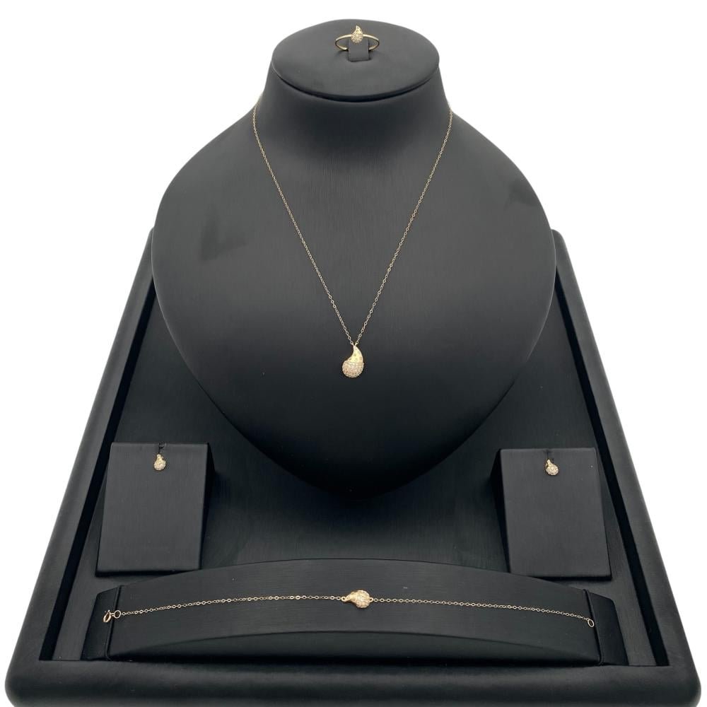 طقم دمعة ذهب عيار 18 وزن 2.67 جم بتصميم أنثوي يخطف الآنظار طقم دمعة ذهب عيار 18 وزن 2.67 جم بتصميم أنثوي يخطف الآنظار