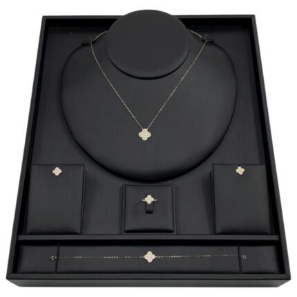 طقم ذهب ناعم عيار 18 وزن 3.29 جم زهره مرصعة تبهر دوماً