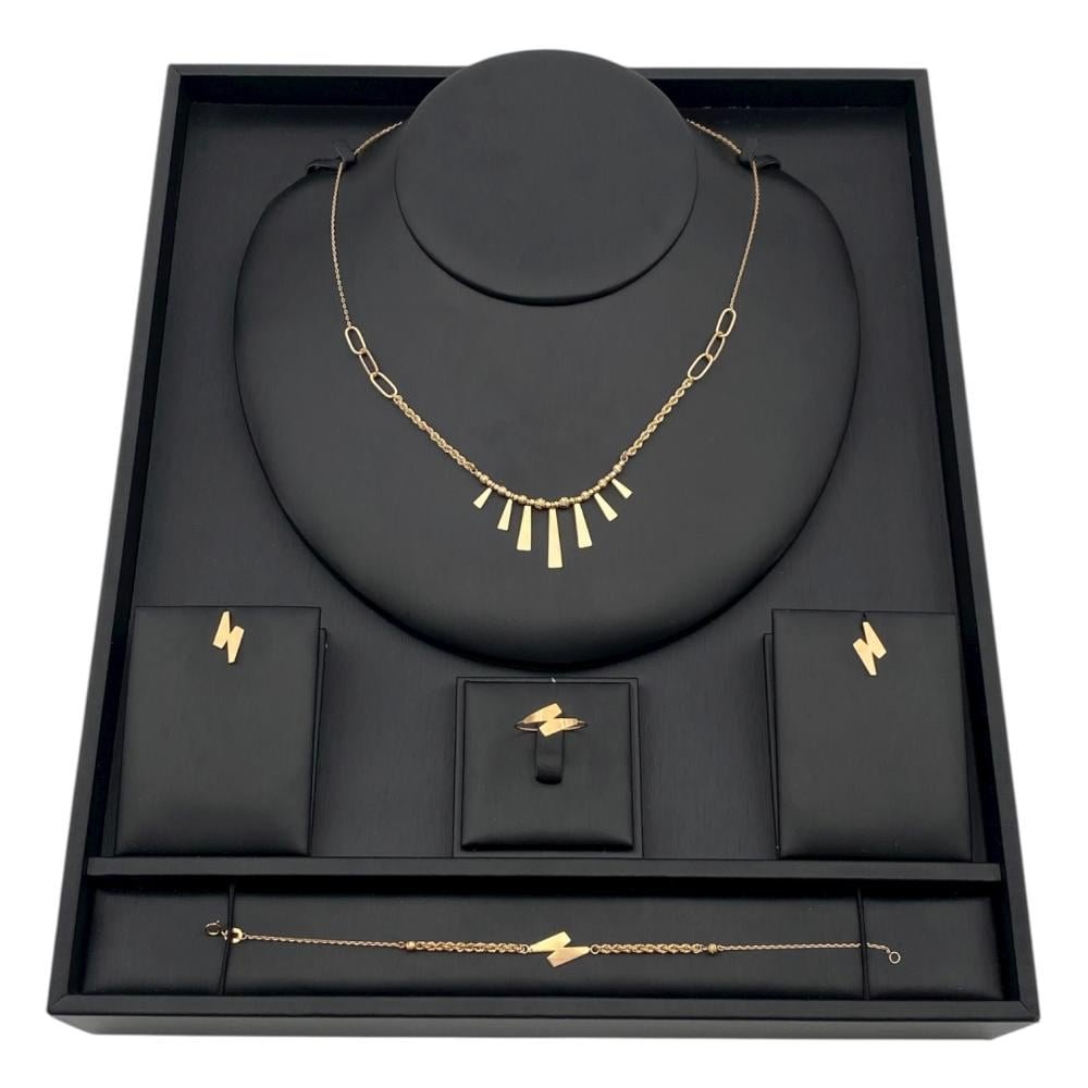 طقم ذهب فخم عيار 18 وزن 8.58 جم يخطف القلوب والحواس طقم ذهب فخم عيار 18 وزن 8.58 جم يخطف القلوب والحواس