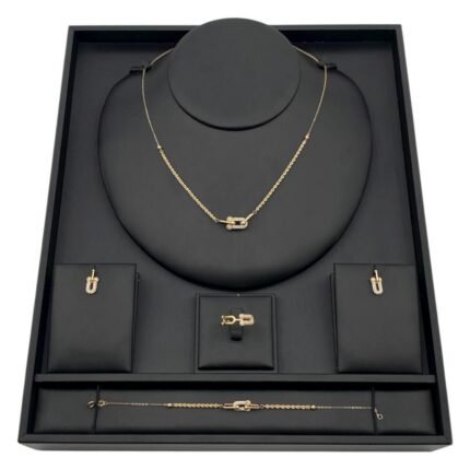 طقم ذهب عيار 18 وزن 9.07 جم بريق يضيف لمسة ساحرة من الترف والجمال