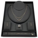 طقم ذهب عيار 18 وزن 7.98 جم تصميم كرات فخمة تليق بك لإطلالة ساحرة