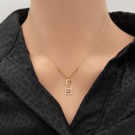 عقد ذهب ناعم عيار 21 وزن 1.26جم مزين بحجر أحمر يمنحك حضور لا يُنسى