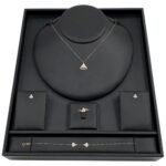 طقم ذهب عيار 18 وزن 2.83 جم نعومة وفخامة لإطلالة مختلفة