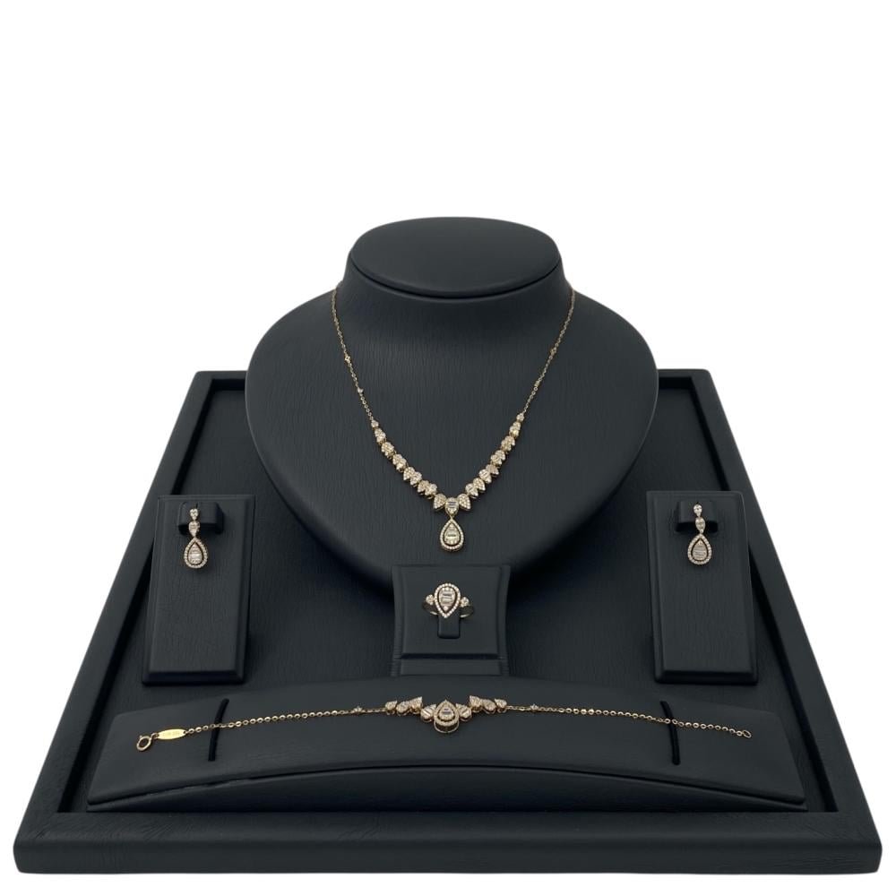 طقم ذهب عيار 18 الوزن 12.28 جرام طقم ذهب عيار 18 الوزن 12.28 جرام