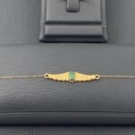 ⁦طقم ذهب جناح الصقر عيار 21 وزن 3.47 جرام بفص أخضر فاخر⁩ - الصورة ⁦2⁩
