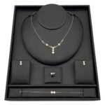 طقم ذهب جنزير عيار 18 وزن 7.97 جم تصميم فان كليف يمنحك أناقة خالدة