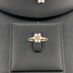 ⁦طقم ذهب انيق عيار 18 وزن 7.23 جم مع دلايات ورود لاطلالة مميزة⁩ - الصورة ⁦6⁩