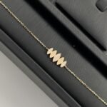 ⁦طقم دمعات ذهب عيار 18 وزن 8.05 جم تبرز جمالك بكل نعومة⁩ - الصورة ⁦2⁩