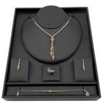 طقم ذهب عيار 18 وزن 18.89 جم بلمسة ايطالية تبرز أنوثتك وتكمل أناقتك