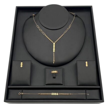 طقم ذهب نبتة رباعية مع دلايات عيار 18 وزن 6.58 جم لإطلالة متجددة وأناقة متكاملة