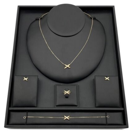 طقم شكل اكس ذهب عيار 18 وزن 7.42 جم بتصميم عصري وجذاب