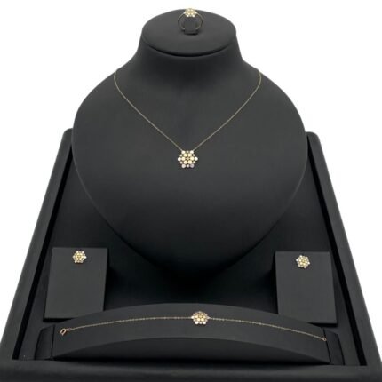 طقم ذهب ناعم عيار 18 وزن 3.46 جم تصميم حصري يبهر الجميع