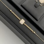 ⁦طقم ذهب عيار 18 وزن 8.07 جم مع تعليقة مربعة أنيقة⁩ - الصورة ⁦2⁩