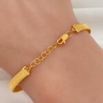 ⁦اسورة وردة ذهب صافي عيار 21 وزن 11.68 جم بتصميم مستوحي من روبرتو كوين⁩ - الصورة ⁦3⁩