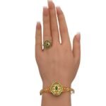 طقم اسوارة و خاتم ذهب عيار 21 وزن 14.87 جم مزين بفصوص خضراء أنيقة