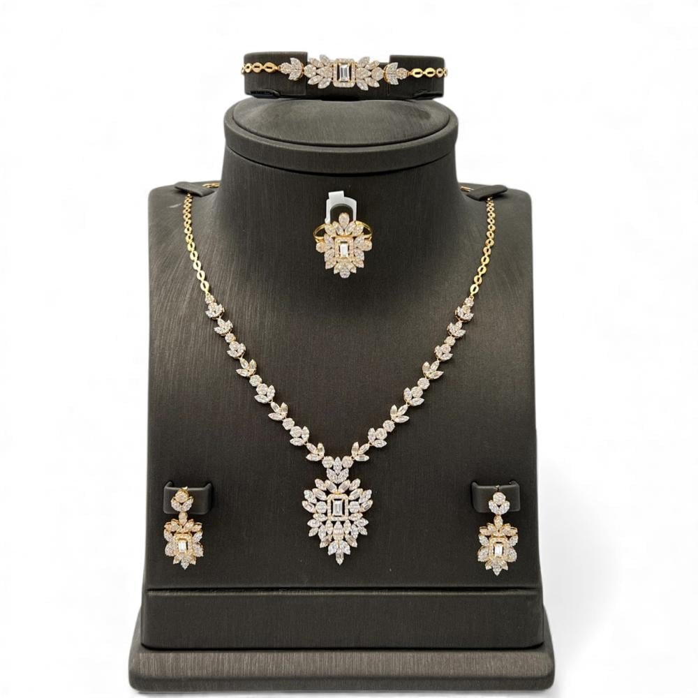 طقم ذهب عيار 18 الوزن 29.63 جرام طقم ذهب عيار 18 الوزن 29.63 جرام