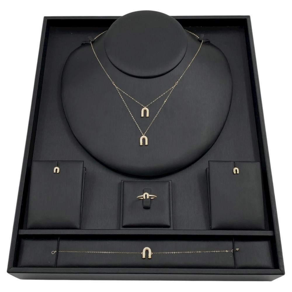 طقم ذهب حدوة الحظ دورين عيار 18 الوزن 3.44 جم لإطلالة أنيقة وجذابة طقم ذهب حدوة الحظ دورين عيار 18 الوزن 3.44 جم لإطلالة أنيقة وجذابة