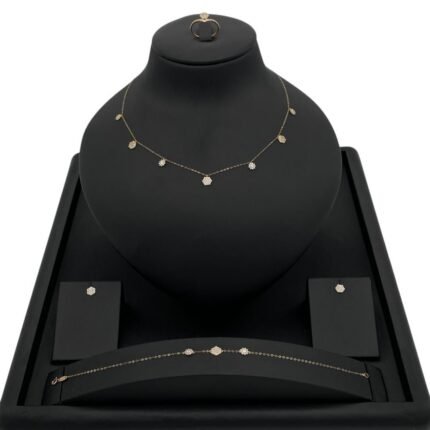 طقم ذهب ناعم عيار 18 وزن 2.99 جم يتوهج جمالاً ورقي