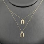 ⁦طقم ذهب حدوة الحظ دورين عيار 18 الوزن 3.44 جم لإطلالة أنيقة وجذابة⁩ - الصورة ⁦4⁩