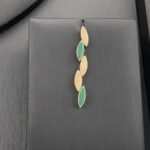 ⁦طقم بوفو الإيطالي عيار 18 وزن 28.60 جم مزين باللونين الذهبي والأخضر⁩ - الصورة ⁦4⁩